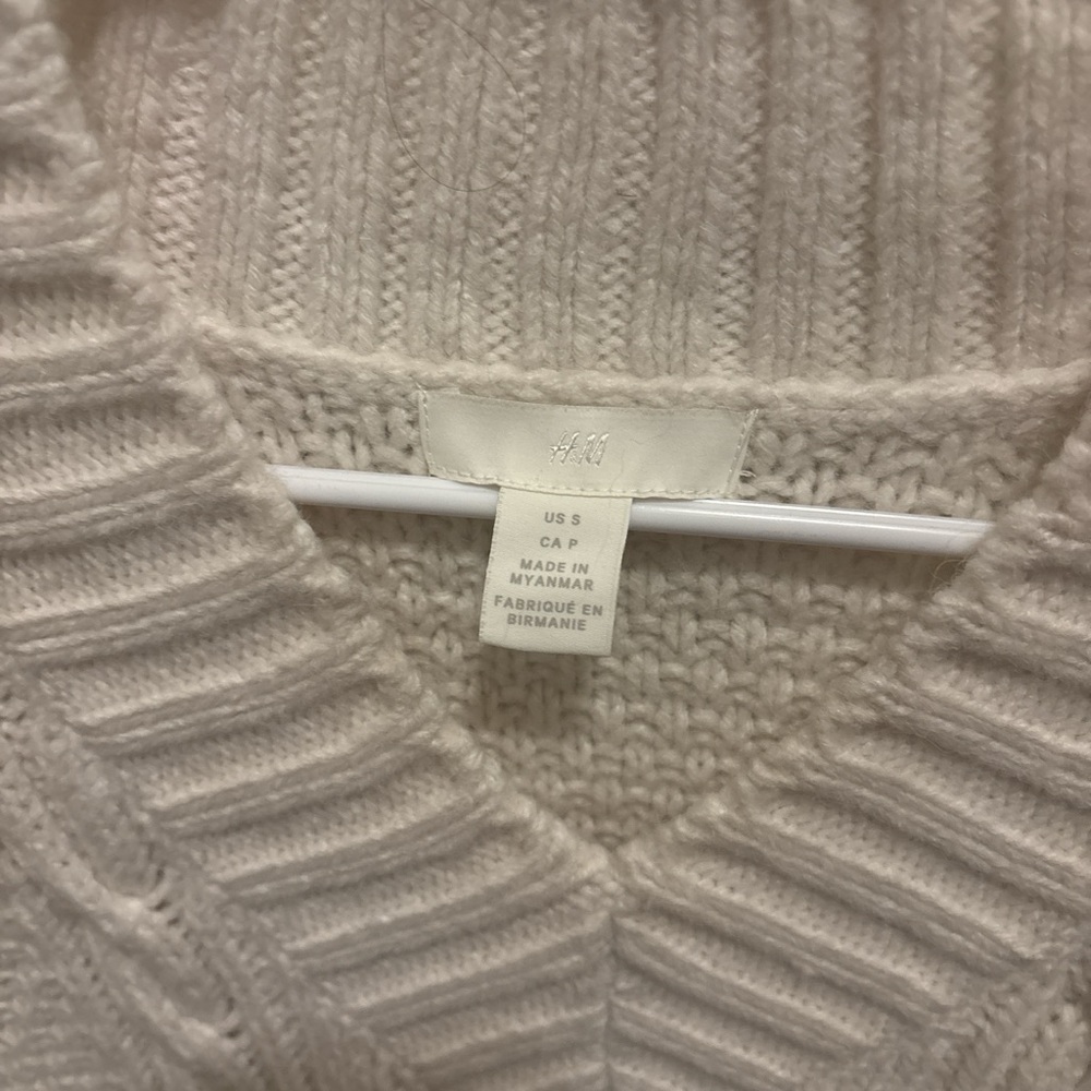 H&M Cream Cable-Textured V-Neck Sweater - Picture 2 of 2